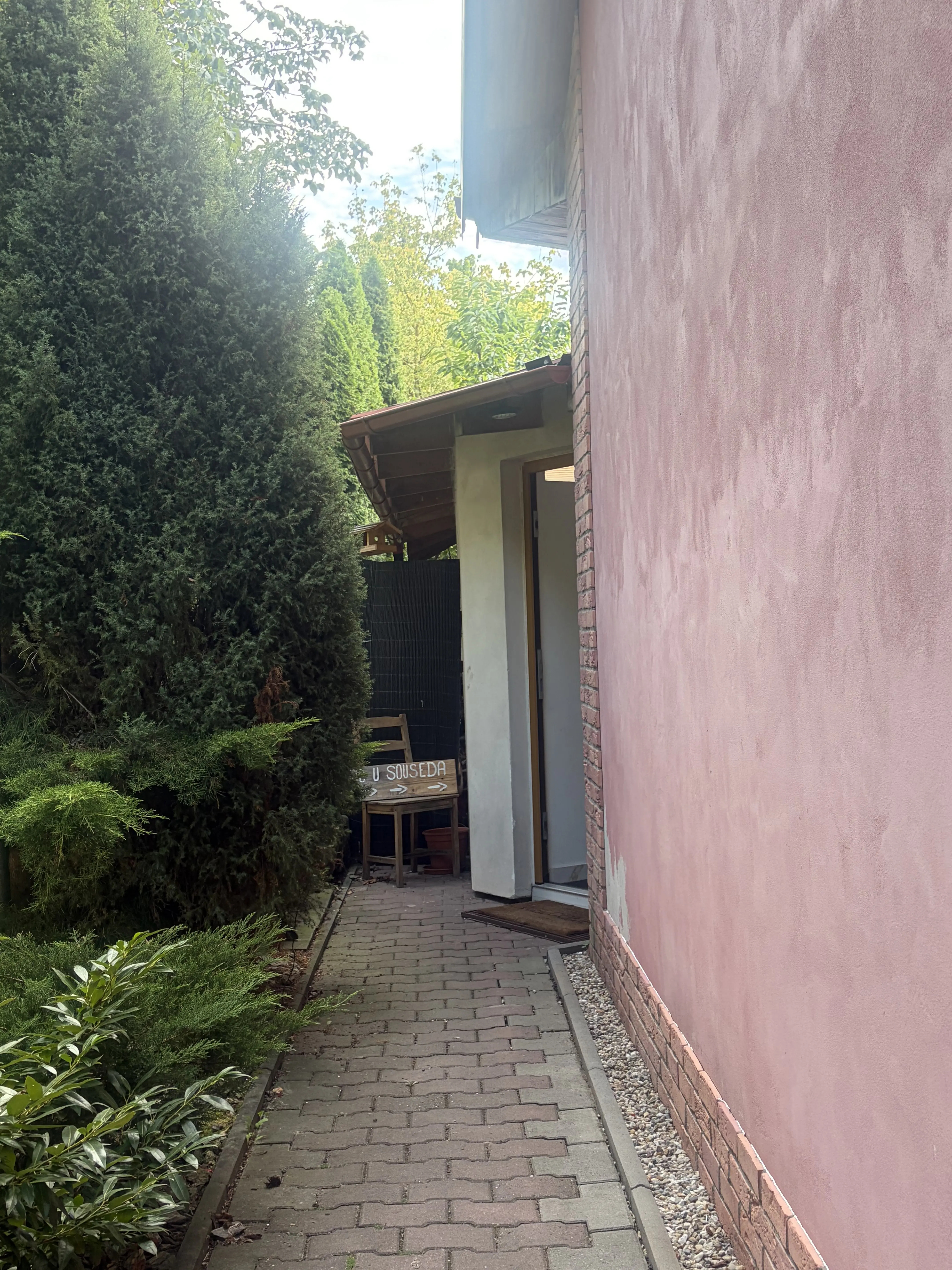 Chodník podél domu a zahrady ke vchodu